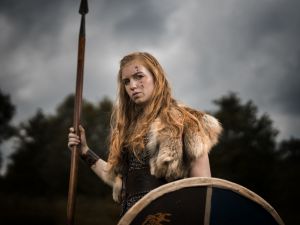 Auteur fotograaf Claus - Model Lotte Knops. Thema Viking Shieldmaiden