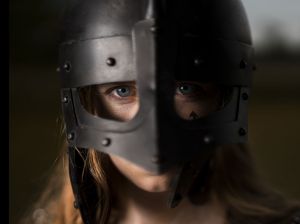 Auteur fotograaf Claus - model Lotte Knops. Thema Viking Shieldmaiden
