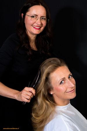 Auteur fotograaf onbekend - Model make-over and hairstylist