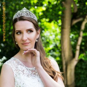 Auteur fotograaf onbekend - Miss Natural Beauty with crown portrait