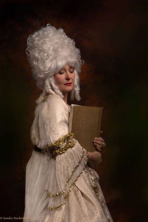 Auteur model MonaDina - Thema lezende rijke vrouw 17de eeuw, fotograaf Sandra Sturkenboom