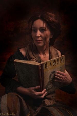 Auteur model MonaDina - Thema lezende vrouw 17de eeuw, fotograaf Sandra Sturkenboom