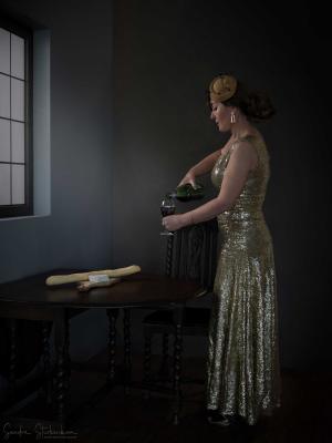 Auteur model MonaDina - Thema goudjurk, vrouw met wijn , fotograaf Sandra Sturkenboom