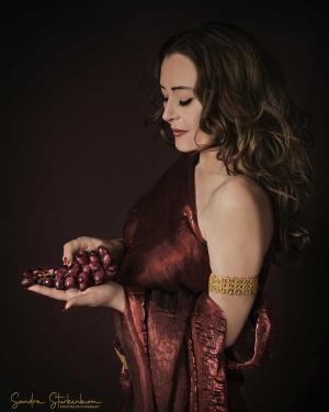 Auteur model MonaDina - Thema vrouw met druiven, fotograaf Sandra Sturkenboom