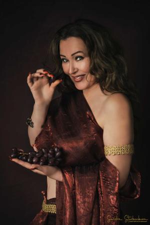Auteur model MonaDina - Thema vrouw met druiven, fotograaf Sandra Sturkenboom