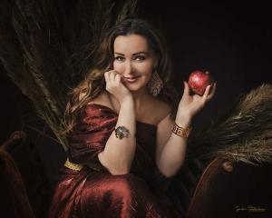 Auteur model MonaDina - Thema griekse godin, vrouw met appel, fotograaf Sandra Sturkenboom