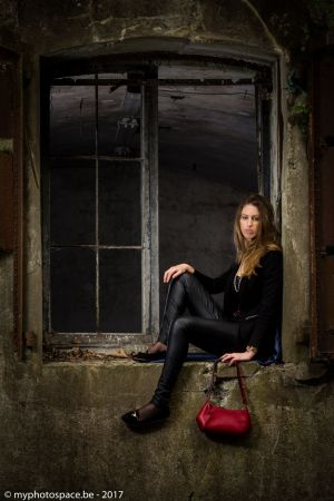 Auteur fotograaf Myphotospace - Fashion shoot in the window of an abandoned military fort