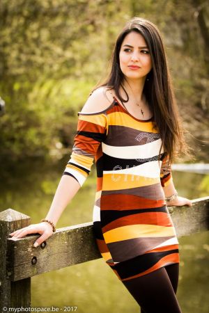 Auteur fotograaf Myphotospace - Fashion shoot on a wooden bridge in little park with model and a colorful dress