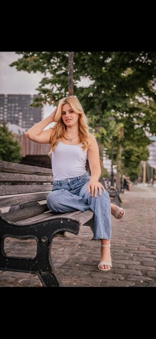 Auteur model Kiana - 