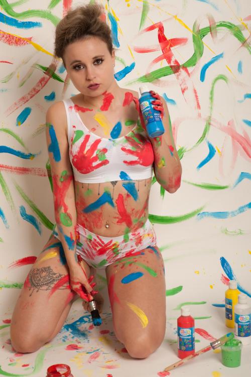 Auteur fotograaf Wilko - Model knoeit met verf