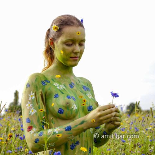 Auteur fotograaf Amit Bar - bodypainted model in de natuur