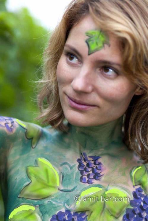 Auteur fotograaf Amit Bar - bodypainted model in de natuur