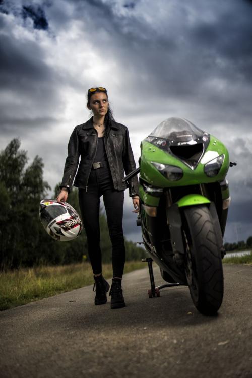 Auteur fotograaf Claus - Alicia met Kawasaki. Sony a7II , Sigma Art 35mm F1/1.2, 2x Godox AD600+ Godox octabox