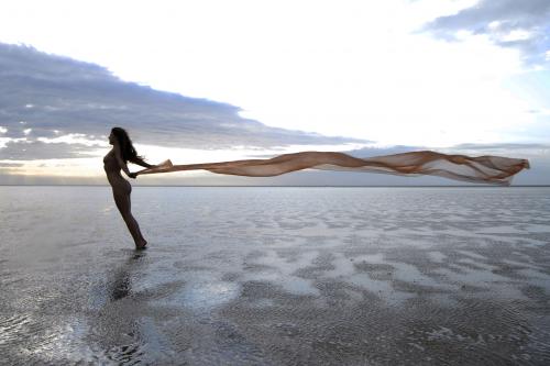 Auteur fotograaf Beavis Photography - Joy Draiki op de Wadden bij windkracht 6