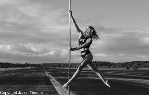 Auteur fotograaf Jacco Timmer Fotografie - Portret/sport paaldans shoot.
Zo krachtig en sierlijk tegelijk.