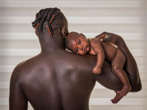 Auteur fotograaf Rita Dekkers - Shoot thuis bij vrienden met de geboorte van Aminata; dit jaar gekozen in wedstrijd lens op de mens 2025