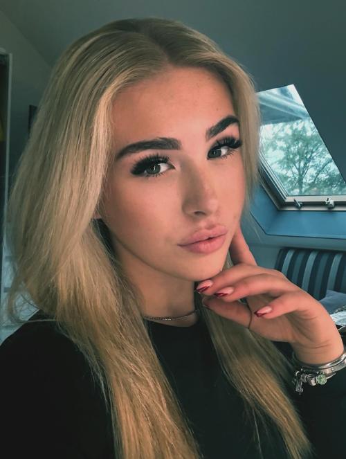 Auteur model Rachel - 