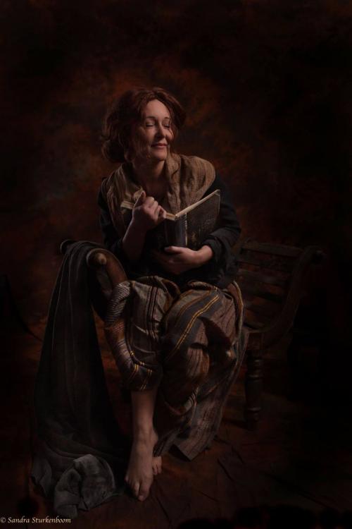 Auteur model MonaDina - Thema lezende vrouw 17de eeuw, fotograaf Sandra Sturkenboom