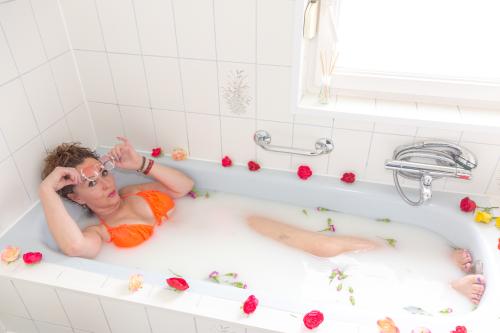 Auteur model MonaDina - Badshoot melk en bloemen, fotograaf Cor Rauwerda 