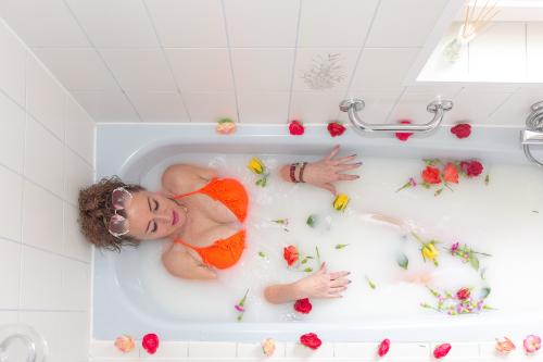 Auteur model MonaDina - Badshoot melk en bloemen, fotograaf Cor Rauwerda 