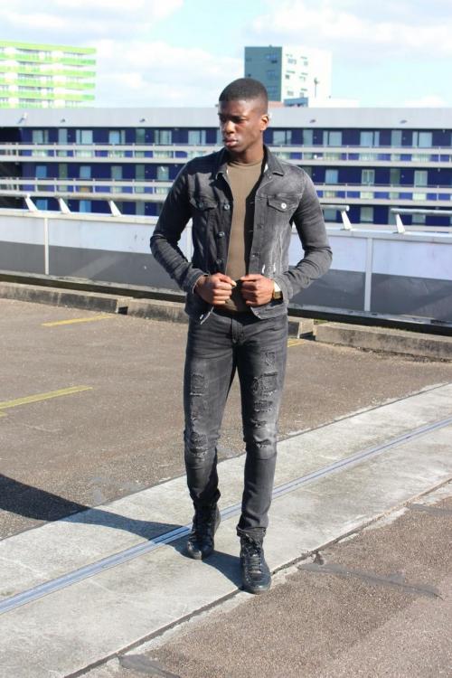 Auteur model Brian Bawuah - 