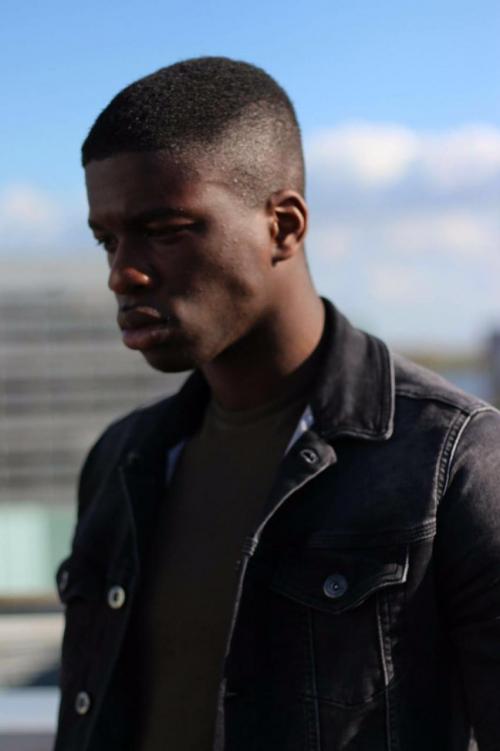 Auteur model Brian Bawuah - 